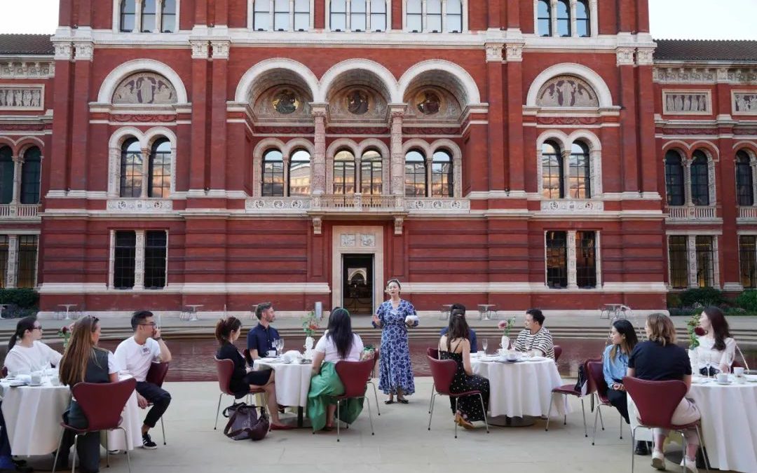 Alice “stapte” uit Wonderland en bezocht het V&A Museum met Alfilo Brands en gasten uit China.